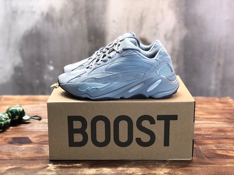 아디다스 이지부스터 Adidas Yeezy 700