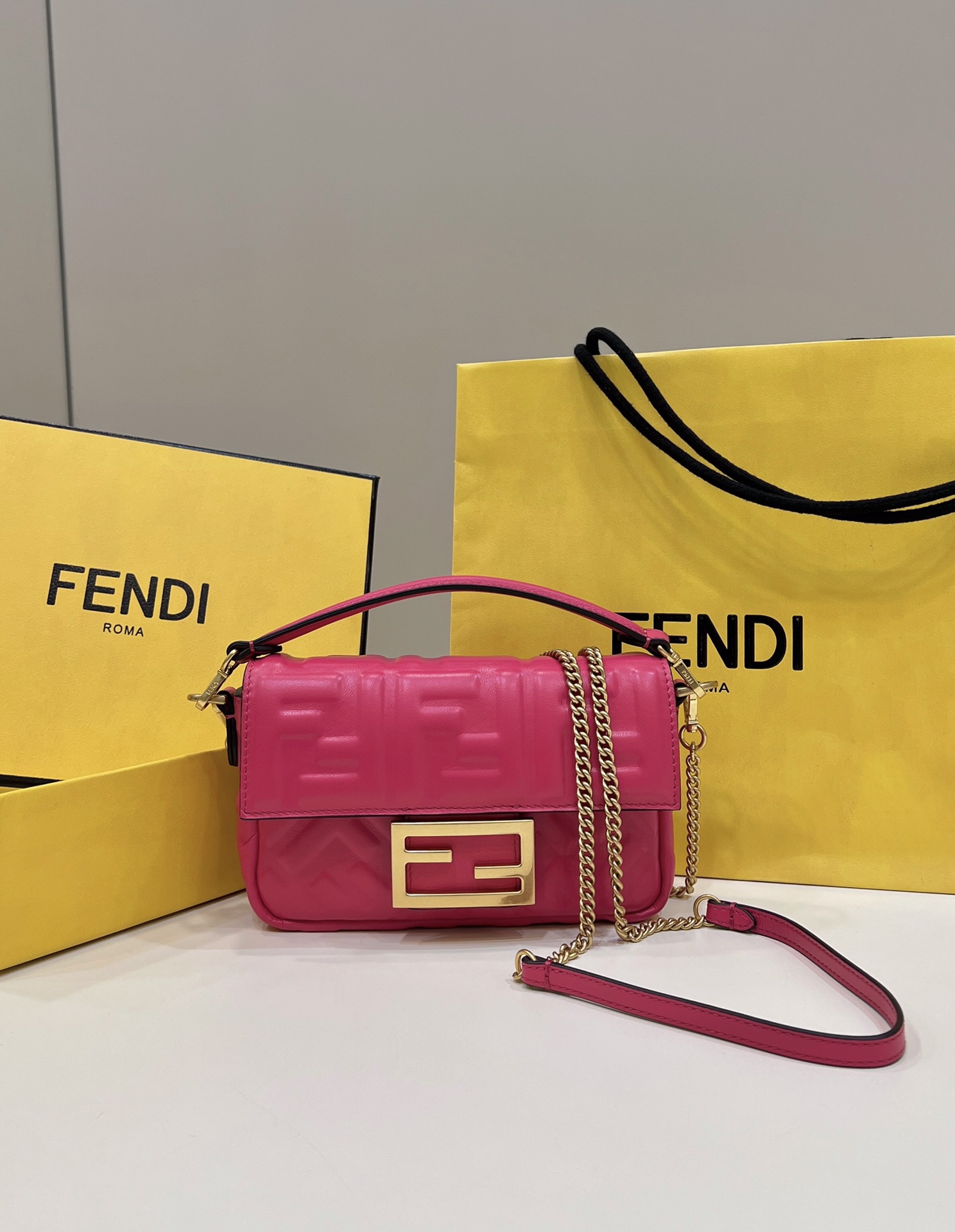 펜디 Fendi 바게트 미니 체인 백 / 핫핑크 [매장가320만원대]